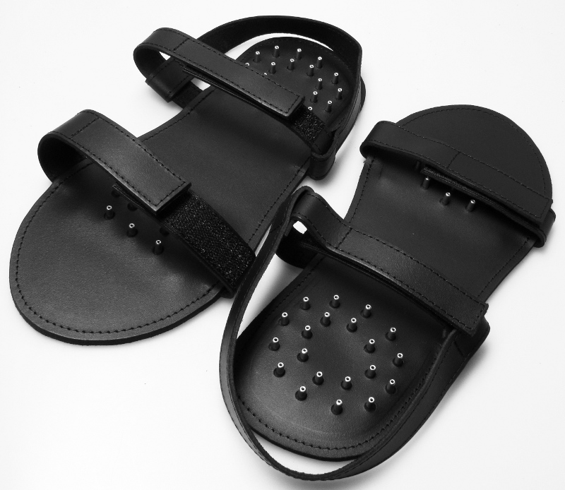 Sklaven-Sandalen mit Spike-Nieten - hinten und vorne